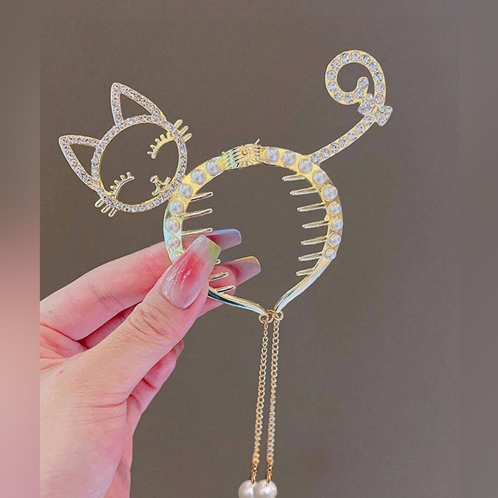 The perfect sparkly accessory for your bun! Meow 🖤